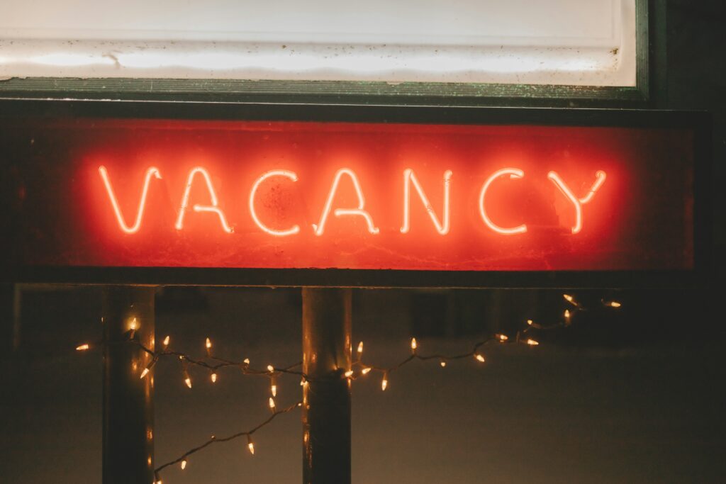 Red neon lights that say 'vacancy'