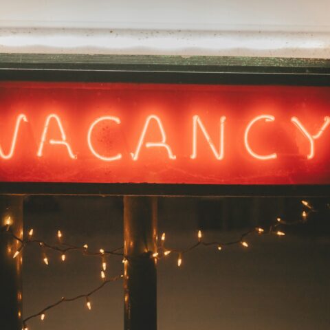 Red neon lights that say 'vacancy'